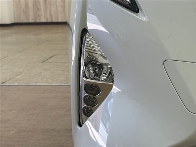 プリウス Ｓツーリングセレクション　禁煙車　純正９インチナビ　バックカメラ　フルセグテレビ　Ｂｌｕｅｔｏｏｔｈ　ＬＥＤヘッドライト　シートヒーター　スマートキー　ＥＴＣ　純正１７インチアルミホイール　電動格納ミラー　フォグランプ（23枚目）