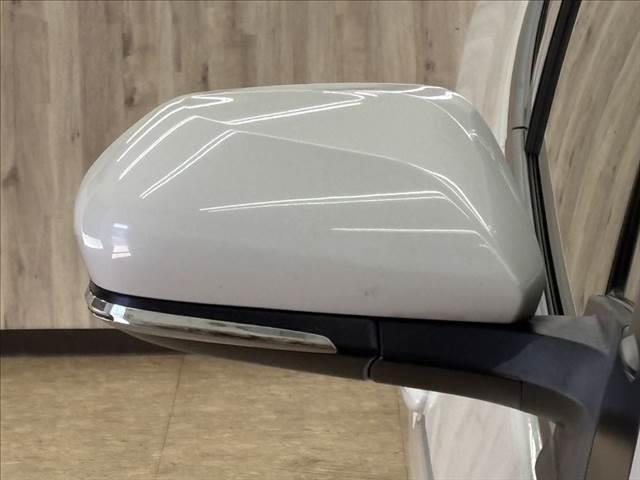 プリウス Ｓツーリングセレクション　禁煙車　純正９インチナビ　バックカメラ　フルセグテレビ　Ｂｌｕｅｔｏｏｔｈ　ＬＥＤヘッドライト　シートヒーター　スマートキー　ＥＴＣ　純正１７インチアルミホイール　電動格納ミラー　フォグランプ（25枚目）