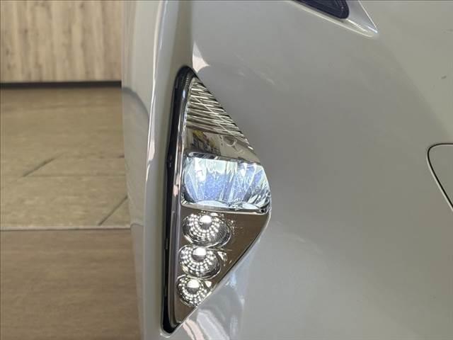 プリウス Ｓツーリングセレクション　禁煙車　純正９インチナビ　バックカメラ　フルセグテレビ　Ｂｌｕｅｔｏｏｔｈ　ＬＥＤヘッドライト　シートヒーター　スマートキー　ＥＴＣ　純正１７インチアルミホイール　電動格納ミラー　フォグランプ（30枚目）