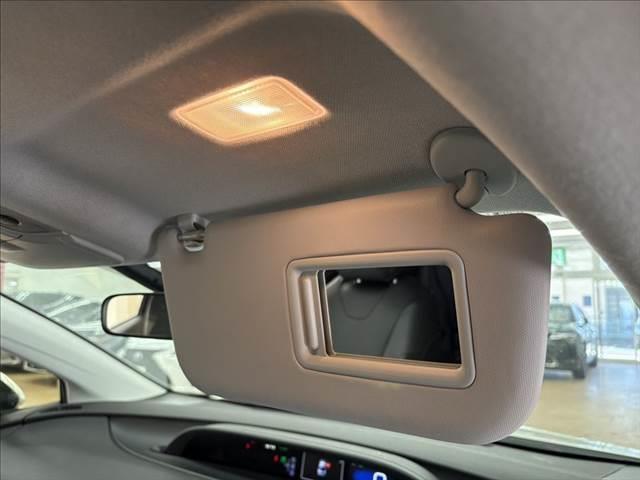 プリウス Ｓツーリングセレクション　禁煙車　純正９インチナビ　バックカメラ　フルセグテレビ　Ｂｌｕｅｔｏｏｔｈ　ＬＥＤヘッドライト　シートヒーター　スマートキー　ＥＴＣ　純正１７インチアルミホイール　電動格納ミラー　フォグランプ（49枚目）