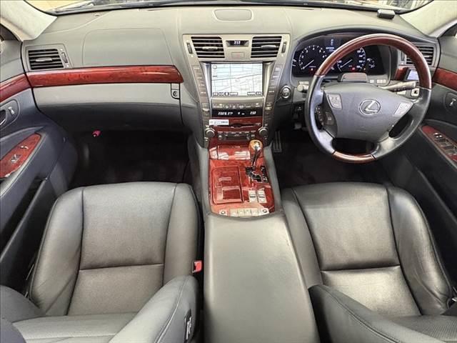 ＬＳ ＬＳ６００ｈＬ後席セパレートシートパッケージ　レーダークルーズコントロール　マークレビンソン　衝突軽減ブレーキ　コーナーセンサー　ステアリングヒーター　シートエアコン　本革シート　禁煙車　サンルーフ　純正ＨＤＤナビ　シートヒーター　パワーシート（3枚目）