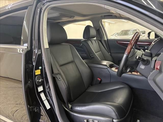 ＬＳ ＬＳ６００ｈＬ後席セパレートシートパッケージ　レーダークルーズコントロール　マークレビンソン　衝突軽減ブレーキ　コーナーセンサー　ステアリングヒーター　シートエアコン　本革シート　禁煙車　サンルーフ　純正ＨＤＤナビ　シートヒーター　パワーシート（9枚目）