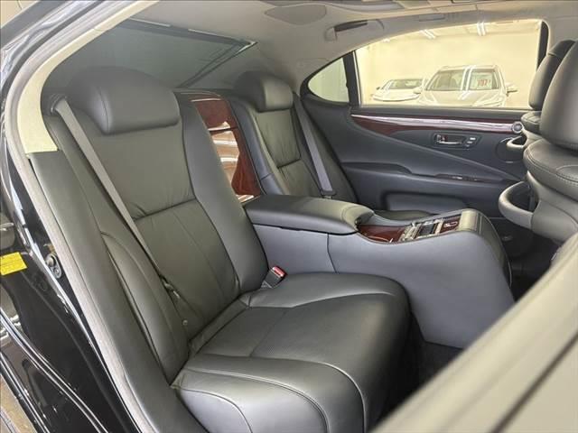 ＬＳ ＬＳ６００ｈＬ後席セパレートシートパッケージ　レーダークルーズコントロール　マークレビンソン　衝突軽減ブレーキ　コーナーセンサー　ステアリングヒーター　シートエアコン　本革シート　禁煙車　サンルーフ　純正ＨＤＤナビ　シートヒーター　パワーシート（10枚目）