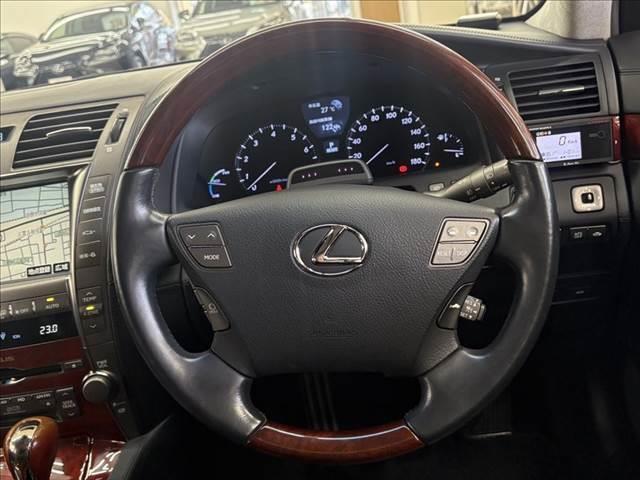 ＬＳ ＬＳ６００ｈＬ後席セパレートシートパッケージ　レーダークルーズコントロール　マークレビンソン　衝突軽減ブレーキ　コーナーセンサー　ステアリングヒーター　シートエアコン　本革シート　禁煙車　サンルーフ　純正ＨＤＤナビ　シートヒーター　パワーシート（12枚目）