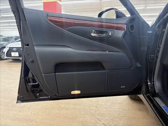 ＬＳ ＬＳ６００ｈＬ後席セパレートシートパッケージ　レーダークルーズコントロール　マークレビンソン　衝突軽減ブレーキ　コーナーセンサー　ステアリングヒーター　シートエアコン　本革シート　禁煙車　サンルーフ　純正ＨＤＤナビ　シートヒーター　パワーシート（64枚目）