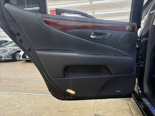 ＬＳ ＬＳ６００ｈＬ後席セパレートシートパッケージ　レーダークルーズコントロール　マークレビンソン　衝突軽減ブレーキ　コーナーセンサー　ステアリングヒーター　シートエアコン　本革シート　禁煙車　サンルーフ　純正ＨＤＤナビ　シートヒーター　パワーシート（67枚目）