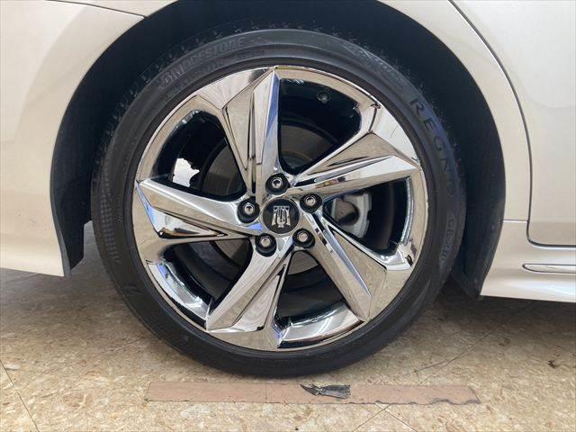 クラウンハイブリッド ＲＳ　禁煙車　純正ＳＤナビ　レーダークルーズコントロール　衝突軽減ブレーキ　Ｂｌｕｅｔｏｏｔｈ　フルセグＴＶ　パワーシート　シートヒーター　３眼ＬＥＤヘッドライト　スマートキー　コーナーセンサー（27枚目）
