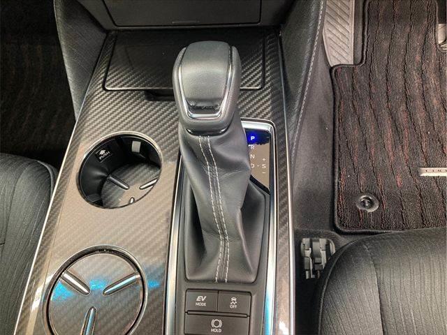 クラウンハイブリッド ＲＳ　禁煙車　純正ＳＤナビ　レーダークルーズコントロール　衝突軽減ブレーキ　Ｂｌｕｅｔｏｏｔｈ　フルセグＴＶ　パワーシート　シートヒーター　３眼ＬＥＤヘッドライト　スマートキー　コーナーセンサー（35枚目）