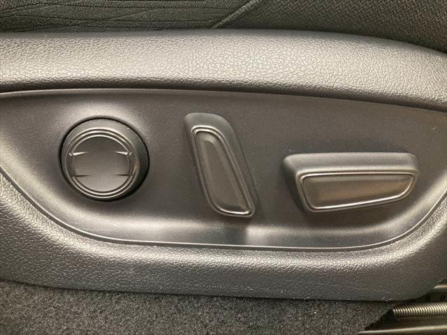 クラウンハイブリッド ＲＳ　禁煙車　純正ＳＤナビ　レーダークルーズコントロール　衝突軽減ブレーキ　Ｂｌｕｅｔｏｏｔｈ　フルセグＴＶ　パワーシート　シートヒーター　３眼ＬＥＤヘッドライト　スマートキー　コーナーセンサー（42枚目）