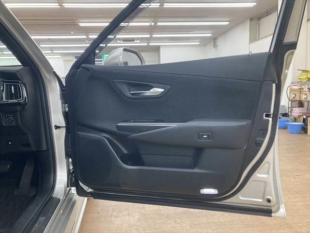 クラウンハイブリッド ＲＳ　禁煙車　純正ＳＤナビ　レーダークルーズコントロール　衝突軽減ブレーキ　Ｂｌｕｅｔｏｏｔｈ　フルセグＴＶ　パワーシート　シートヒーター　３眼ＬＥＤヘッドライト　スマートキー　コーナーセンサー（47枚目）