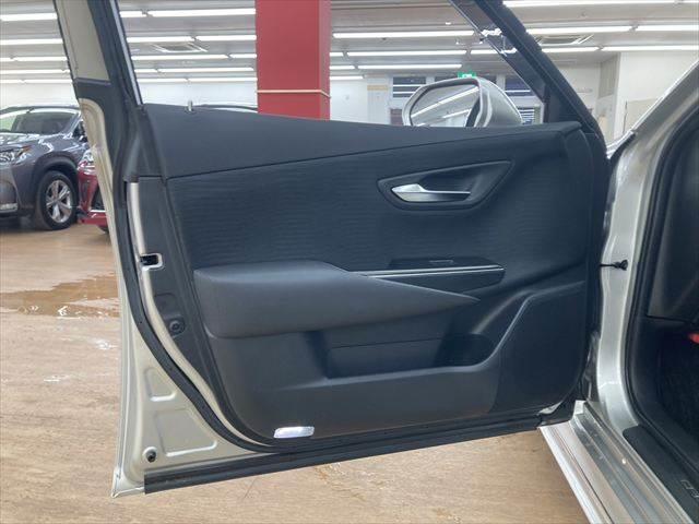 クラウンハイブリッド ＲＳ　禁煙車　純正ＳＤナビ　レーダークルーズコントロール　衝突軽減ブレーキ　Ｂｌｕｅｔｏｏｔｈ　フルセグＴＶ　パワーシート　シートヒーター　３眼ＬＥＤヘッドライト　スマートキー　コーナーセンサー（53枚目）