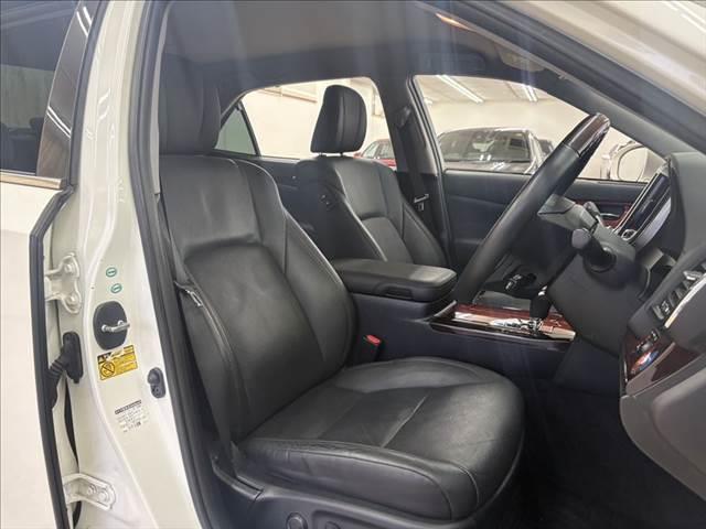 クラウンマジェスタ マジェスタ Fバージョン 禁煙車 全方位カメラ 純正OP18インチAW 黒革シート レーダークルーズコントロール シートヒーター ベンチレーション 純正ナビ フルセグTV ETC LEDヘッドランプ クリアランスソナー(8枚目)