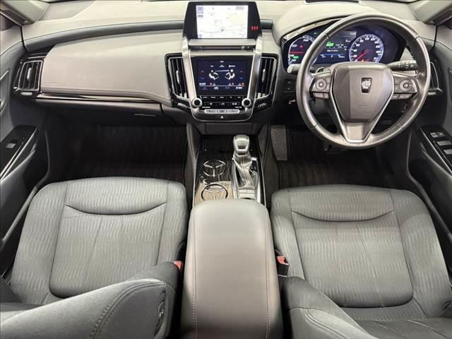 クラウンハイブリッド Ｓ　Ｃパッケージ　禁煙車　純正ＳＤナビ　バックカメラ　衝突軽減ブレーキ　Ｂｌｕｅｔｏｏｔｈ対応　ブラインドスポットモニター　レーダークルーズコントロール　クリアランスソナー　シートヒーター　ＥＴＣ　ＬＥＤヘッドライト（3枚目）