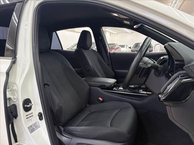 クラウンハイブリッド Ｓ　Ｃパッケージ　禁煙車　純正ＳＤナビ　バックカメラ　衝突軽減ブレーキ　Ｂｌｕｅｔｏｏｔｈ対応　ブラインドスポットモニター　レーダークルーズコントロール　クリアランスソナー　シートヒーター　ＥＴＣ　ＬＥＤヘッドライト（7枚目）