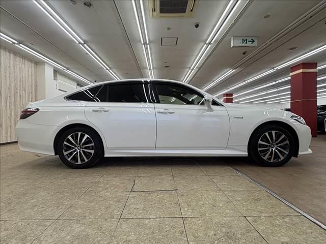 クラウンハイブリッド Ｓ　Ｃパッケージ　禁煙車　純正ＳＤナビ　バックカメラ　衝突軽減ブレーキ　Ｂｌｕｅｔｏｏｔｈ対応　ブラインドスポットモニター　レーダークルーズコントロール　クリアランスソナー　シートヒーター　ＥＴＣ　ＬＥＤヘッドライト（16枚目）