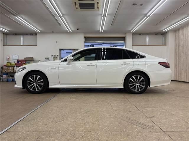 クラウンハイブリッド Ｓ　Ｃパッケージ　禁煙車　純正ＳＤナビ　バックカメラ　衝突軽減ブレーキ　Ｂｌｕｅｔｏｏｔｈ対応　ブラインドスポットモニター　レーダークルーズコントロール　クリアランスソナー　シートヒーター　ＥＴＣ　ＬＥＤヘッドライト（20枚目）