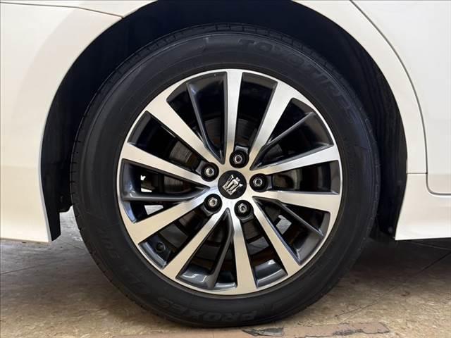 クラウンハイブリッド Ｓ　Ｃパッケージ　禁煙車　純正ＳＤナビ　バックカメラ　衝突軽減ブレーキ　Ｂｌｕｅｔｏｏｔｈ対応　ブラインドスポットモニター　レーダークルーズコントロール　クリアランスソナー　シートヒーター　ＥＴＣ　ＬＥＤヘッドライト（27枚目）