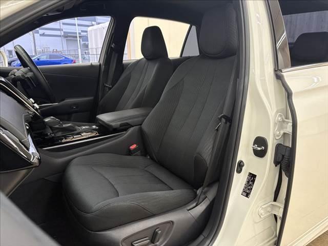 クラウンハイブリッド Ｓ　Ｃパッケージ　禁煙車　純正ＳＤナビ　バックカメラ　衝突軽減ブレーキ　Ｂｌｕｅｔｏｏｔｈ対応　ブラインドスポットモニター　レーダークルーズコントロール　クリアランスソナー　シートヒーター　ＥＴＣ　ＬＥＤヘッドライト（35枚目）