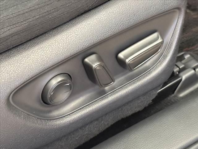 クラウンハイブリッド Ｓ　Ｃパッケージ　禁煙車　純正ＳＤナビ　バックカメラ　衝突軽減ブレーキ　Ｂｌｕｅｔｏｏｔｈ対応　ブラインドスポットモニター　レーダークルーズコントロール　クリアランスソナー　シートヒーター　ＥＴＣ　ＬＥＤヘッドライト（39枚目）