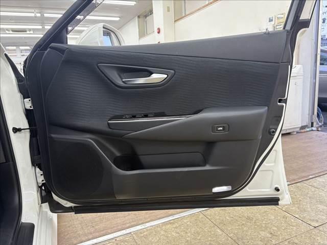 クラウンハイブリッド Ｓ　Ｃパッケージ　禁煙車　純正ＳＤナビ　バックカメラ　衝突軽減ブレーキ　Ｂｌｕｅｔｏｏｔｈ対応　ブラインドスポットモニター　レーダークルーズコントロール　クリアランスソナー　シートヒーター　ＥＴＣ　ＬＥＤヘッドライト（49枚目）