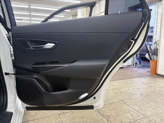 クラウンハイブリッド Ｓ　Ｃパッケージ　禁煙車　純正ＳＤナビ　バックカメラ　衝突軽減ブレーキ　Ｂｌｕｅｔｏｏｔｈ対応　ブラインドスポットモニター　レーダークルーズコントロール　クリアランスソナー　シートヒーター　ＥＴＣ　ＬＥＤヘッドライト（52枚目）