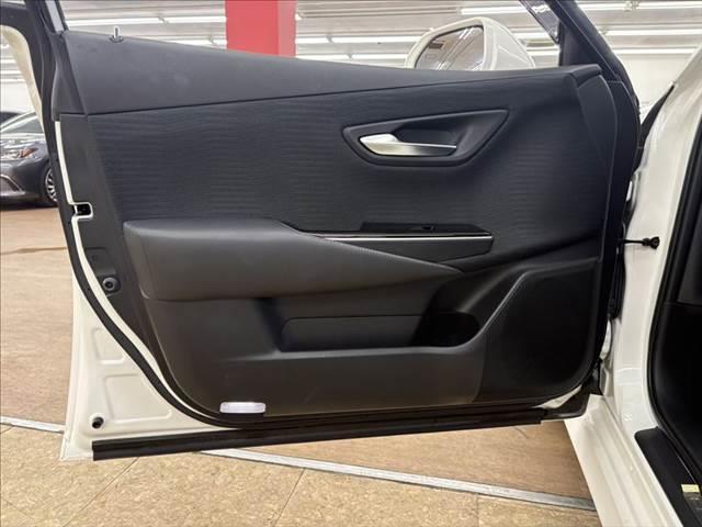 クラウンハイブリッド Ｓ　Ｃパッケージ　禁煙車　純正ＳＤナビ　バックカメラ　衝突軽減ブレーキ　Ｂｌｕｅｔｏｏｔｈ対応　ブラインドスポットモニター　レーダークルーズコントロール　クリアランスソナー　シートヒーター　ＥＴＣ　ＬＥＤヘッドライト（55枚目）