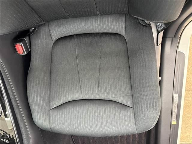 クラウンハイブリッド Ｓ　Ｃパッケージ　禁煙車　純正ＳＤナビ　バックカメラ　衝突軽減ブレーキ　Ｂｌｕｅｔｏｏｔｈ対応　ブラインドスポットモニター　レーダークルーズコントロール　クリアランスソナー　シートヒーター　ＥＴＣ　ＬＥＤヘッドライト（57枚目）