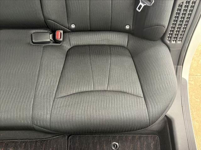 クラウンハイブリッド Ｓ　Ｃパッケージ　禁煙車　純正ＳＤナビ　バックカメラ　衝突軽減ブレーキ　Ｂｌｕｅｔｏｏｔｈ対応　ブラインドスポットモニター　レーダークルーズコントロール　クリアランスソナー　シートヒーター　ＥＴＣ　ＬＥＤヘッドライト（60枚目）