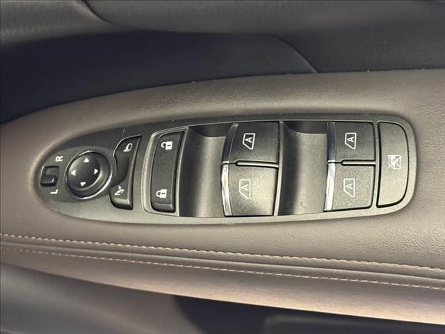 フーガ ３７０ＶＩＰ　純正メモリーナビ　アラウンドビューモニター　本革シート　シートエアコン　衝突軽減ブレーキ　クルーズコントロール　クリアランスソナー　フルセグＴＶ　Ｂｌｕｅｔｏｏｔｈ　ＬＥＤヘッドライト　禁煙車　ＥＴＣ（42枚目）