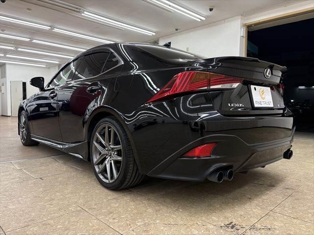 店舗敷地内に駐車スペースもございます。お車でのご来場をお考えの方はご安心ください♪