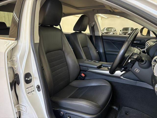 ＩＳ ＩＳ３００ｈ　サンルーフ　禁煙車　純正ＳＤナビ　バックカメラ　ハーフレザーシート　ＬＥＤヘッドライト　フルセグ　衝突軽減ブレーキ　Ｂｌｕｅｔｏｏｔｈ　ＥＴＣ２．０　ミュージックサーバー　レーダークルーズコントロール（8枚目）