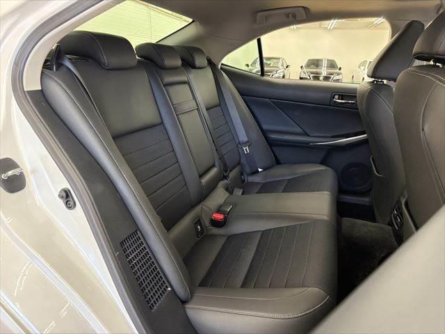 ＩＳ ＩＳ３００ｈ　サンルーフ　禁煙車　純正ＳＤナビ　バックカメラ　ハーフレザーシート　ＬＥＤヘッドライト　フルセグ　衝突軽減ブレーキ　Ｂｌｕｅｔｏｏｔｈ　ＥＴＣ２．０　ミュージックサーバー　レーダークルーズコントロール（9枚目）