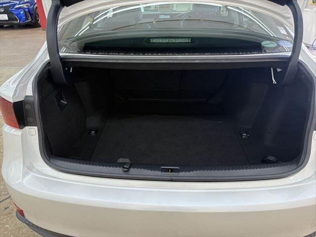 ＩＳ ＩＳ３００ｈ　サンルーフ　禁煙車　純正ＳＤナビ　バックカメラ　ハーフレザーシート　ＬＥＤヘッドライト　フルセグ　衝突軽減ブレーキ　Ｂｌｕｅｔｏｏｔｈ　ＥＴＣ２．０　ミュージックサーバー　レーダークルーズコントロール（10枚目）