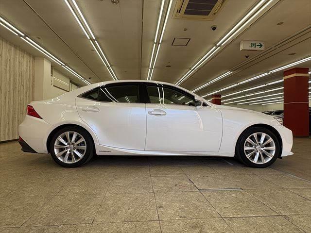 ＩＳ ＩＳ３００ｈ　サンルーフ　禁煙車　純正ＳＤナビ　バックカメラ　ハーフレザーシート　ＬＥＤヘッドライト　フルセグ　衝突軽減ブレーキ　Ｂｌｕｅｔｏｏｔｈ　ＥＴＣ２．０　ミュージックサーバー　レーダークルーズコントロール（17枚目）