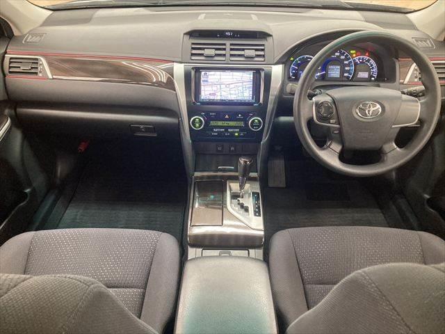 カムリ ハイブリッド　禁煙車　バックカメラ　メモリーナビ　ＨＩＤヘッドライト　ＵＳＢポート　フルセグＴＶ　スマートキー　アイドリングストップ　横滑り防止装置　電動格納ミラー　ＥＴＣ　１７インチアルミホイール（3枚目）