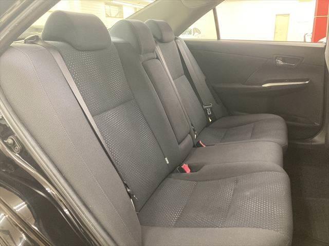 カムリ ハイブリッド　禁煙車　バックカメラ　メモリーナビ　ＨＩＤヘッドライト　ＵＳＢポート　フルセグＴＶ　スマートキー　アイドリングストップ　横滑り防止装置　電動格納ミラー　ＥＴＣ　１７インチアルミホイール（9枚目）