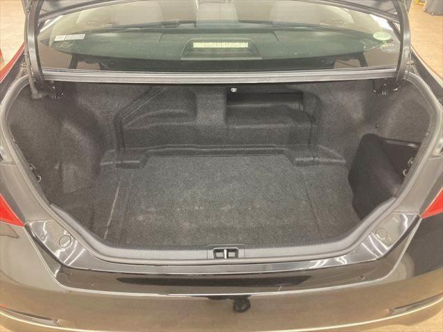 カムリ ハイブリッド　禁煙車　バックカメラ　メモリーナビ　ＨＩＤヘッドライト　ＵＳＢポート　フルセグＴＶ　スマートキー　アイドリングストップ　横滑り防止装置　電動格納ミラー　ＥＴＣ　１７インチアルミホイール（10枚目）