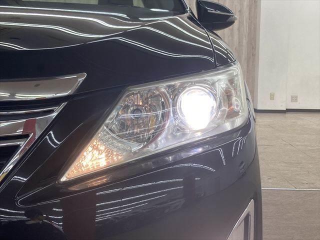 カムリ ハイブリッド　禁煙車　バックカメラ　メモリーナビ　ＨＩＤヘッドライト　ＵＳＢポート　フルセグＴＶ　スマートキー　アイドリングストップ　横滑り防止装置　電動格納ミラー　ＥＴＣ　１７インチアルミホイール（12枚目）