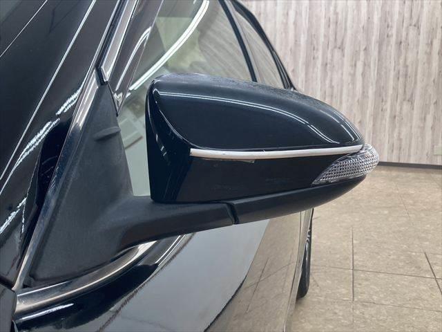 カムリ ハイブリッド　禁煙車　バックカメラ　メモリーナビ　ＨＩＤヘッドライト　ＵＳＢポート　フルセグＴＶ　スマートキー　アイドリングストップ　横滑り防止装置　電動格納ミラー　ＥＴＣ　１７インチアルミホイール（26枚目）