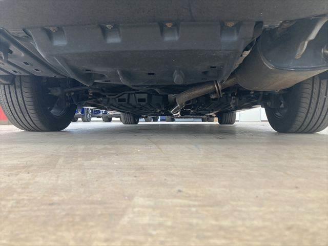 カムリ ハイブリッド　禁煙車　バックカメラ　メモリーナビ　ＨＩＤヘッドライト　ＵＳＢポート　フルセグＴＶ　スマートキー　アイドリングストップ　横滑り防止装置　電動格納ミラー　ＥＴＣ　１７インチアルミホイール（32枚目）