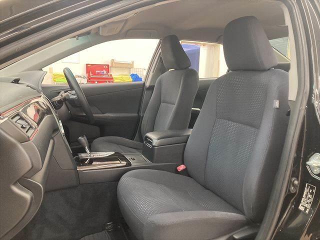 カムリ ハイブリッド　禁煙車　バックカメラ　メモリーナビ　ＨＩＤヘッドライト　ＵＳＢポート　フルセグＴＶ　スマートキー　アイドリングストップ　横滑り防止装置　電動格納ミラー　ＥＴＣ　１７インチアルミホイール（33枚目）