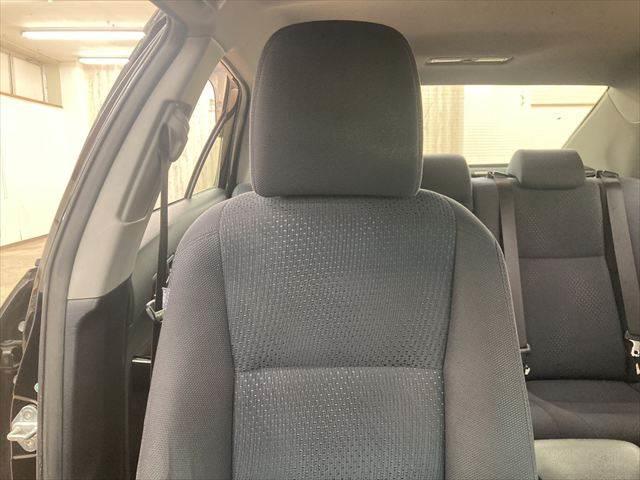 カムリ ハイブリッド　禁煙車　バックカメラ　メモリーナビ　ＨＩＤヘッドライト　ＵＳＢポート　フルセグＴＶ　スマートキー　アイドリングストップ　横滑り防止装置　電動格納ミラー　ＥＴＣ　１７インチアルミホイール（45枚目）