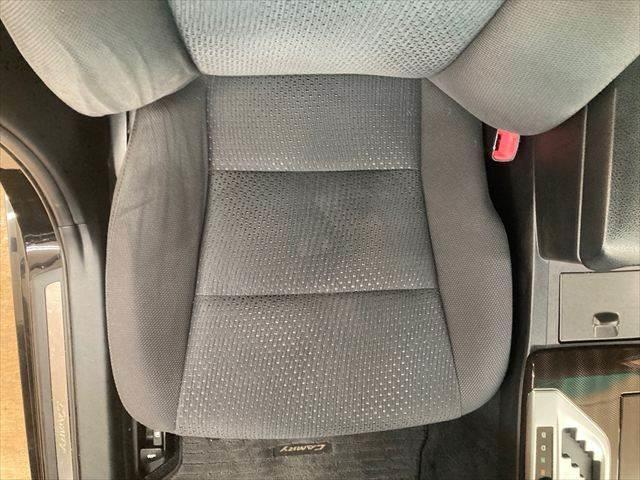 カムリ ハイブリッド　禁煙車　バックカメラ　メモリーナビ　ＨＩＤヘッドライト　ＵＳＢポート　フルセグＴＶ　スマートキー　アイドリングストップ　横滑り防止装置　電動格納ミラー　ＥＴＣ　１７インチアルミホイール（46枚目）