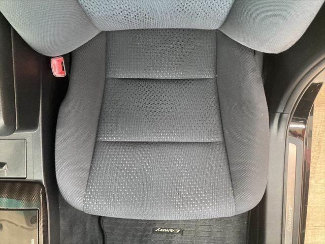 カムリ ハイブリッド　禁煙車　バックカメラ　メモリーナビ　ＨＩＤヘッドライト　ＵＳＢポート　フルセグＴＶ　スマートキー　アイドリングストップ　横滑り防止装置　電動格納ミラー　ＥＴＣ　１７インチアルミホイール（52枚目）