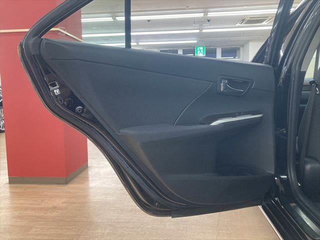 カムリ ハイブリッド　禁煙車　バックカメラ　メモリーナビ　ＨＩＤヘッドライト　ＵＳＢポート　フルセグＴＶ　スマートキー　アイドリングストップ　横滑り防止装置　電動格納ミラー　ＥＴＣ　１７インチアルミホイール（53枚目）