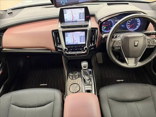 クラウンハイブリッド Ｓ　Ｃパッケージ　純正ＳＤナビ　バックカメラ　ヘッドアップディスプレイ　ＬＥＤライト　レーダークルーズコントロール　シートヒーター　衝突軽減ブレーキ　ブラインドスポットモニター　ブルーレイ再生　フルセグ　パワーシート（3枚目）