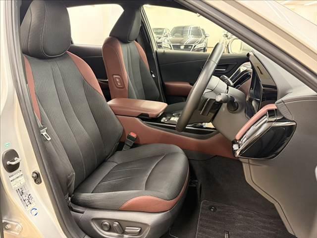 クラウンハイブリッド Ｓ　Ｃパッケージ　純正ＳＤナビ　バックカメラ　ヘッドアップディスプレイ　ＬＥＤライト　レーダークルーズコントロール　シートヒーター　衝突軽減ブレーキ　ブラインドスポットモニター　ブルーレイ再生　フルセグ　パワーシート（8枚目）