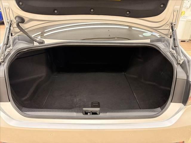 クラウンハイブリッド Ｓ　Ｃパッケージ　純正ＳＤナビ　バックカメラ　ヘッドアップディスプレイ　ＬＥＤライト　レーダークルーズコントロール　シートヒーター　衝突軽減ブレーキ　ブラインドスポットモニター　ブルーレイ再生　フルセグ　パワーシート（10枚目）