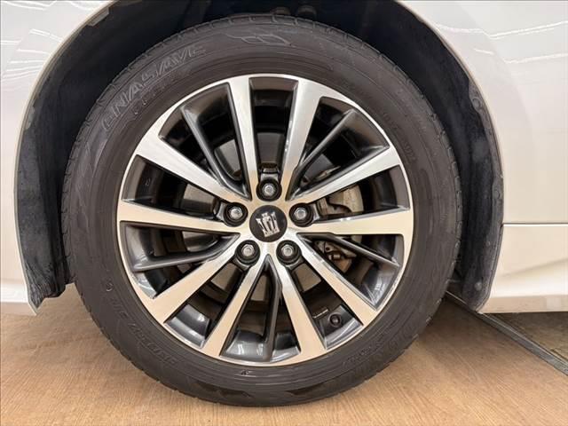 クラウンハイブリッド Ｓ　Ｃパッケージ　純正ＳＤナビ　バックカメラ　ヘッドアップディスプレイ　ＬＥＤライト　レーダークルーズコントロール　シートヒーター　衝突軽減ブレーキ　ブラインドスポットモニター　ブルーレイ再生　フルセグ　パワーシート（14枚目）