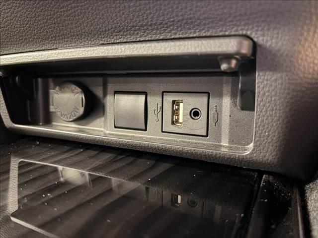 クラウンハイブリッド Ｓ　Ｃパッケージ　純正ＳＤナビ　バックカメラ　ヘッドアップディスプレイ　ＬＥＤライト　レーダークルーズコントロール　シートヒーター　衝突軽減ブレーキ　ブラインドスポットモニター　ブルーレイ再生　フルセグ　パワーシート（48枚目）